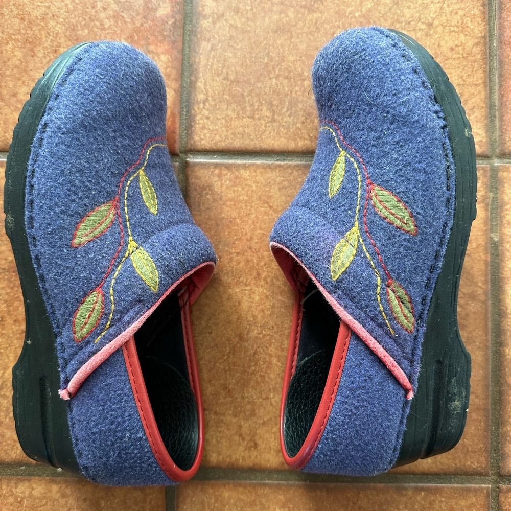 Dansko Blue / Purple Felt Clogs Embroidered Green Leaves 37